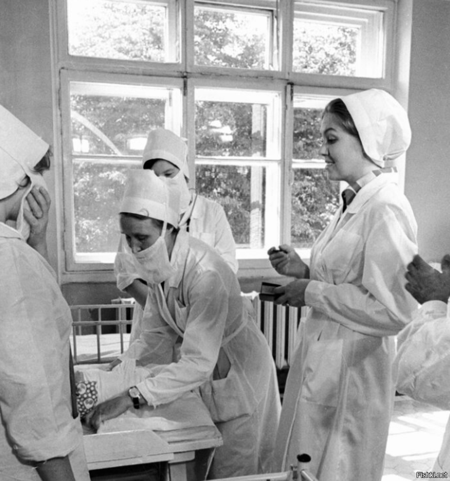 Юлия Белянчикова беседует с акушерками детской больницы
