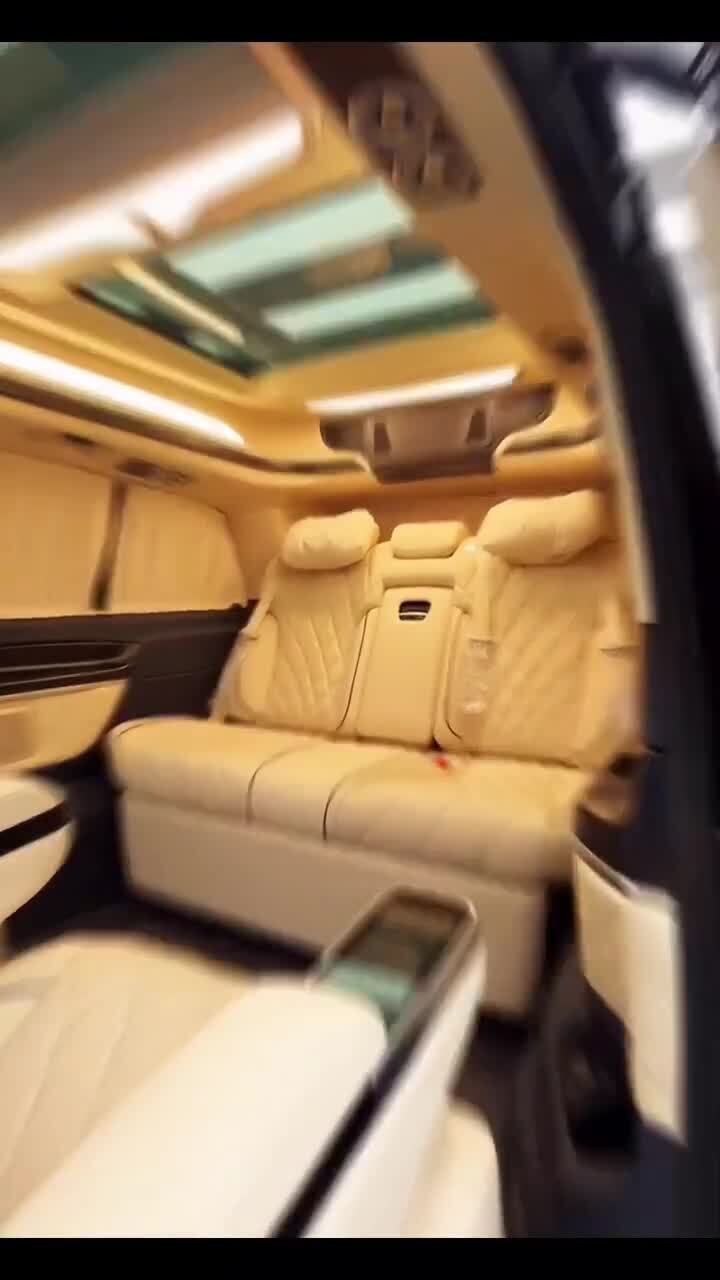 Просторный Mercedes Benz V260 