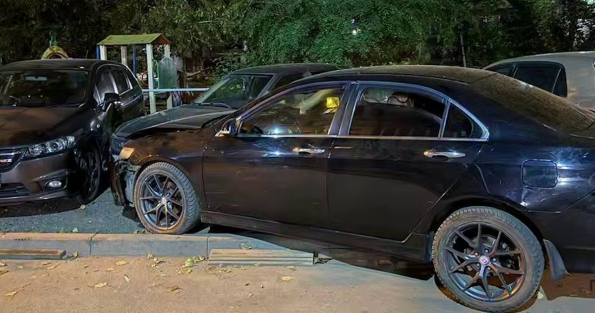 Пьяная женщина протаранила восемь припаркованных автомобилей