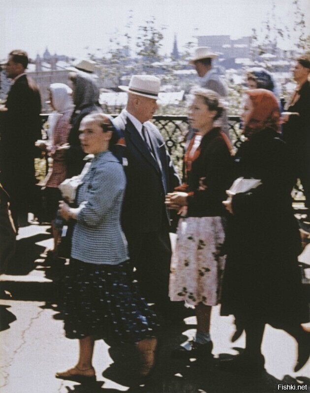 Никита Хрущев прогуливается в одиночестве недалеко от Кремля, 1960 г