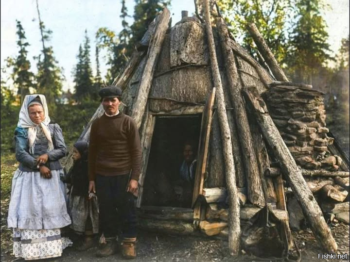 Семья ГолЫх у своего жилища