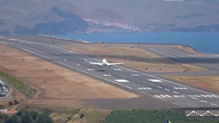 В Португалии, на острове Мадейра, Airbus A320 авиакомпании TAP Portugal из-за...
