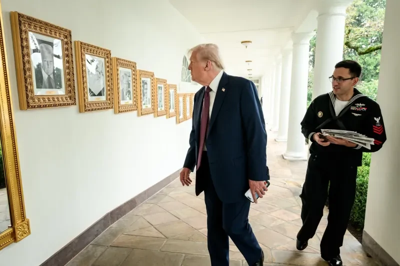 Трамп сменил портрет Байдена на снимок устройства для&nbsp;автоподписи