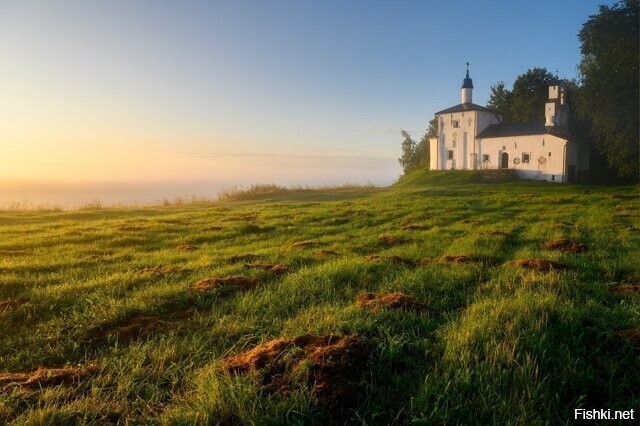 Утро в Изборско-Мальской долине на Труворовом городище