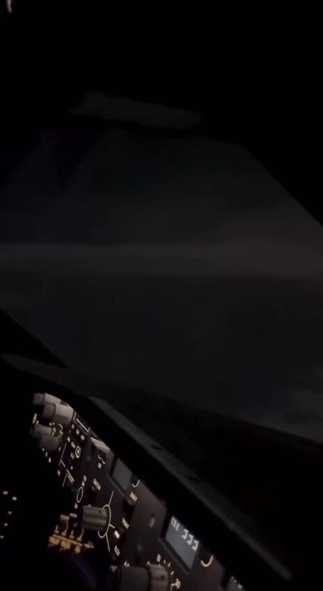 Эффектный ночной прострел молнии