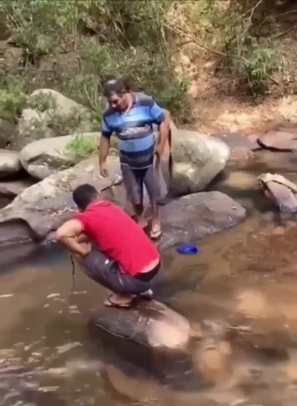 Это чё, он воду пристрелить хотел