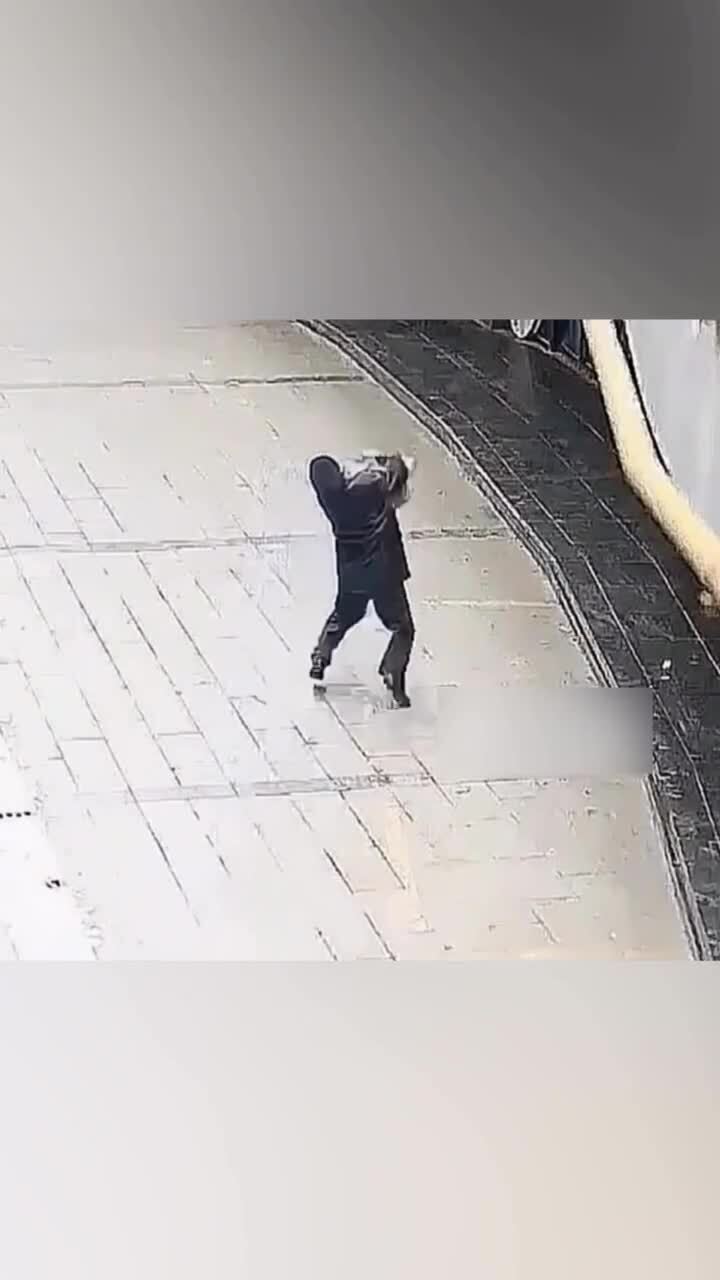 В китайском городе Чэнду 40-летний охранник торгового центра услышал крики, и...