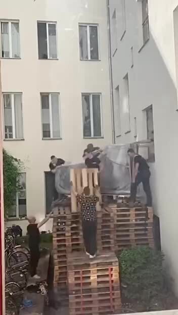 Если вдруг кто не знал, как можно доставить рояль на второй этаж