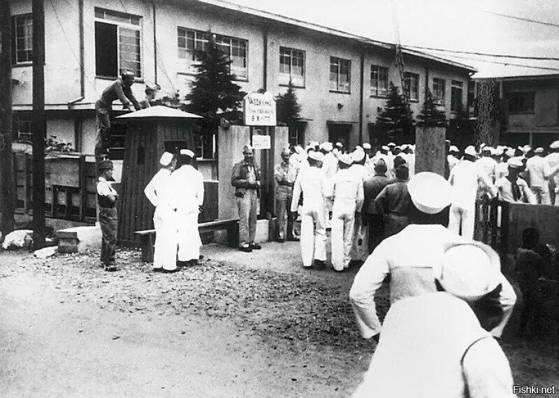 Американские моряки в очереди в японский дом утешения (бордель), 1945 год