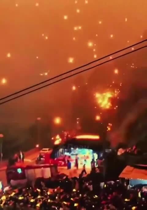 Люди попали под дождь из горящих дронов — прямо во время шоу в китайском горо...