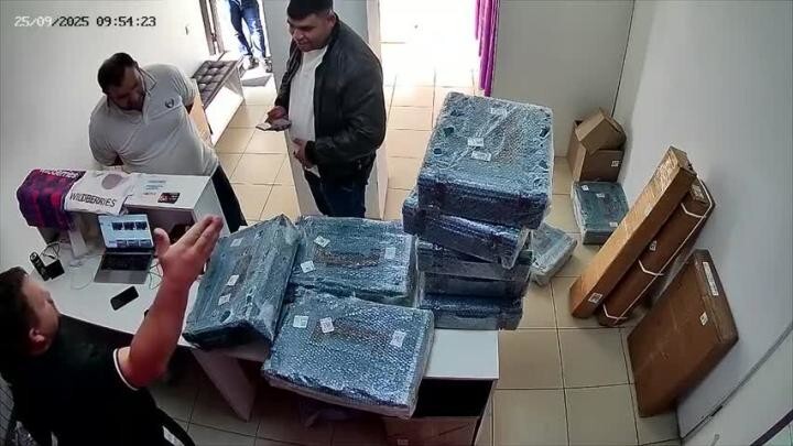 В Подмосковье клиенты отказались от десятков коробок с инструментами, доведя сотрудника ПВЗ до срыва