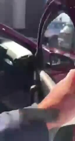 Потенциальный покупатель показал новую Lada Iskra прямо в автосалоне
