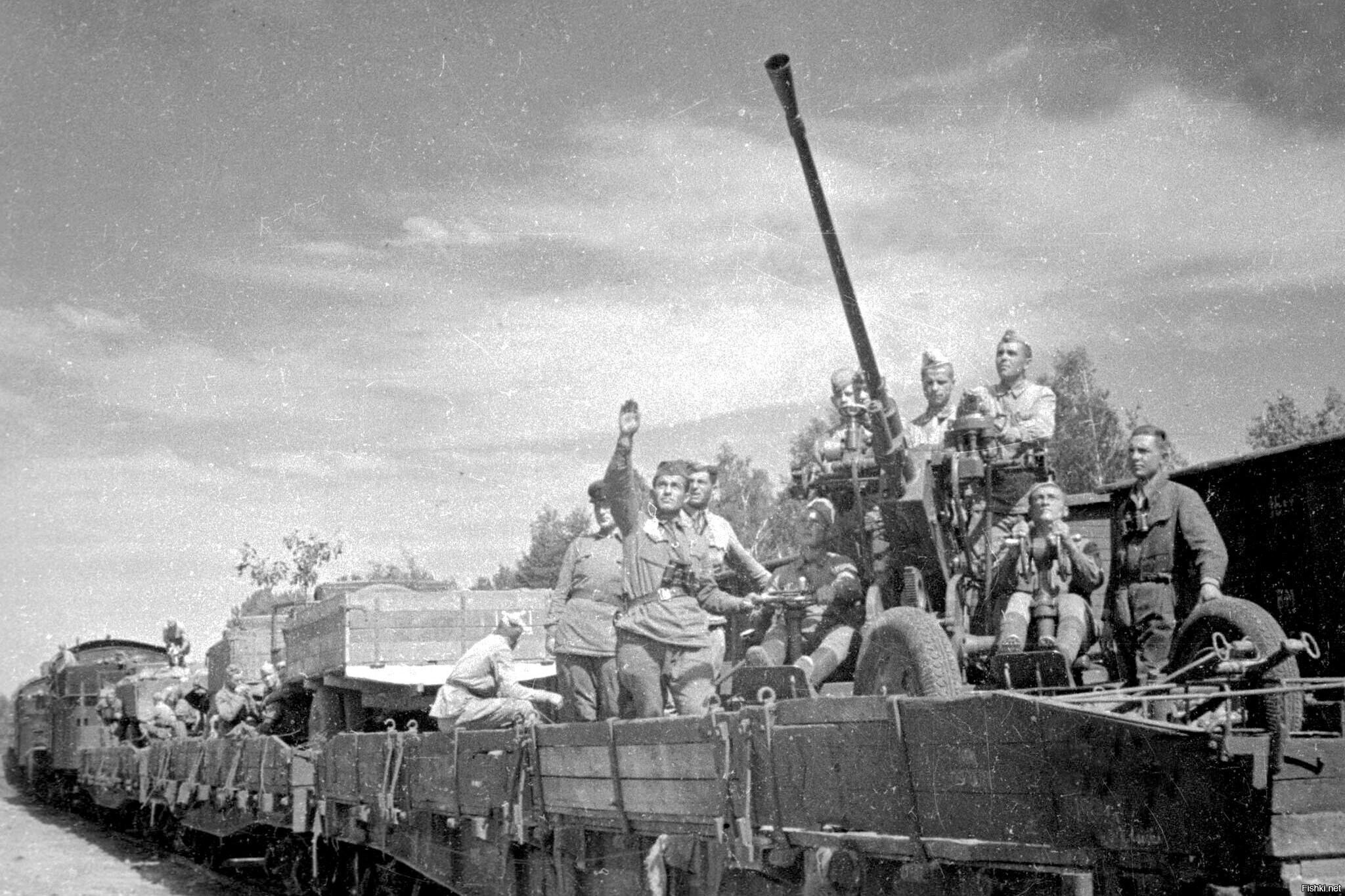 Расчет советской 37-мм автоматической зенитной пушки образца 1939 года (61-К)...