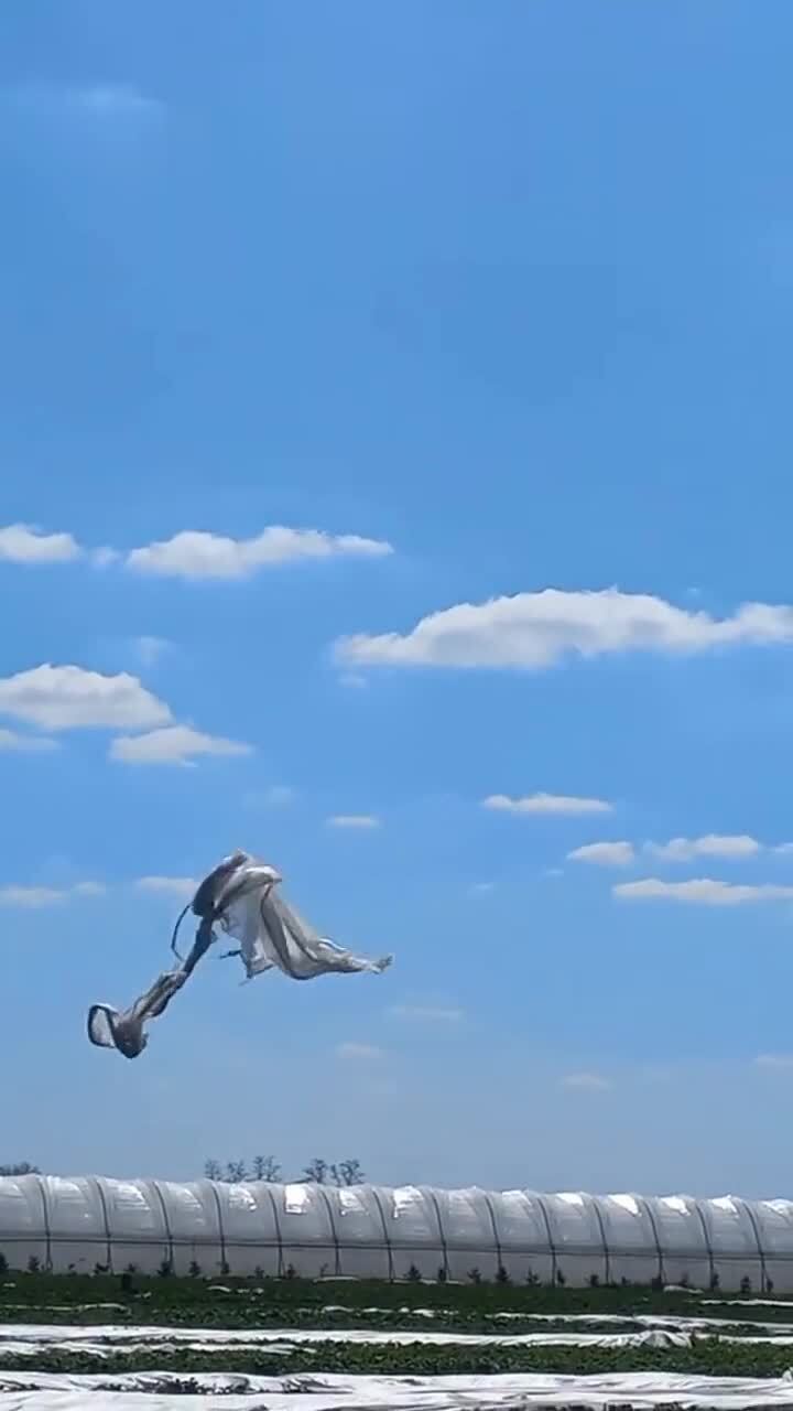 И целлофану иногда хочется потанцевать)
