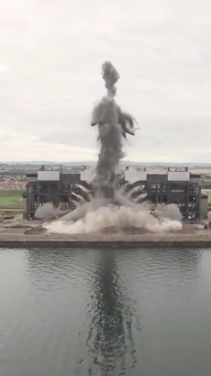 Демонтаж многоэтажных жилых домов, небоскребов, отслуживших заводов с помощью...