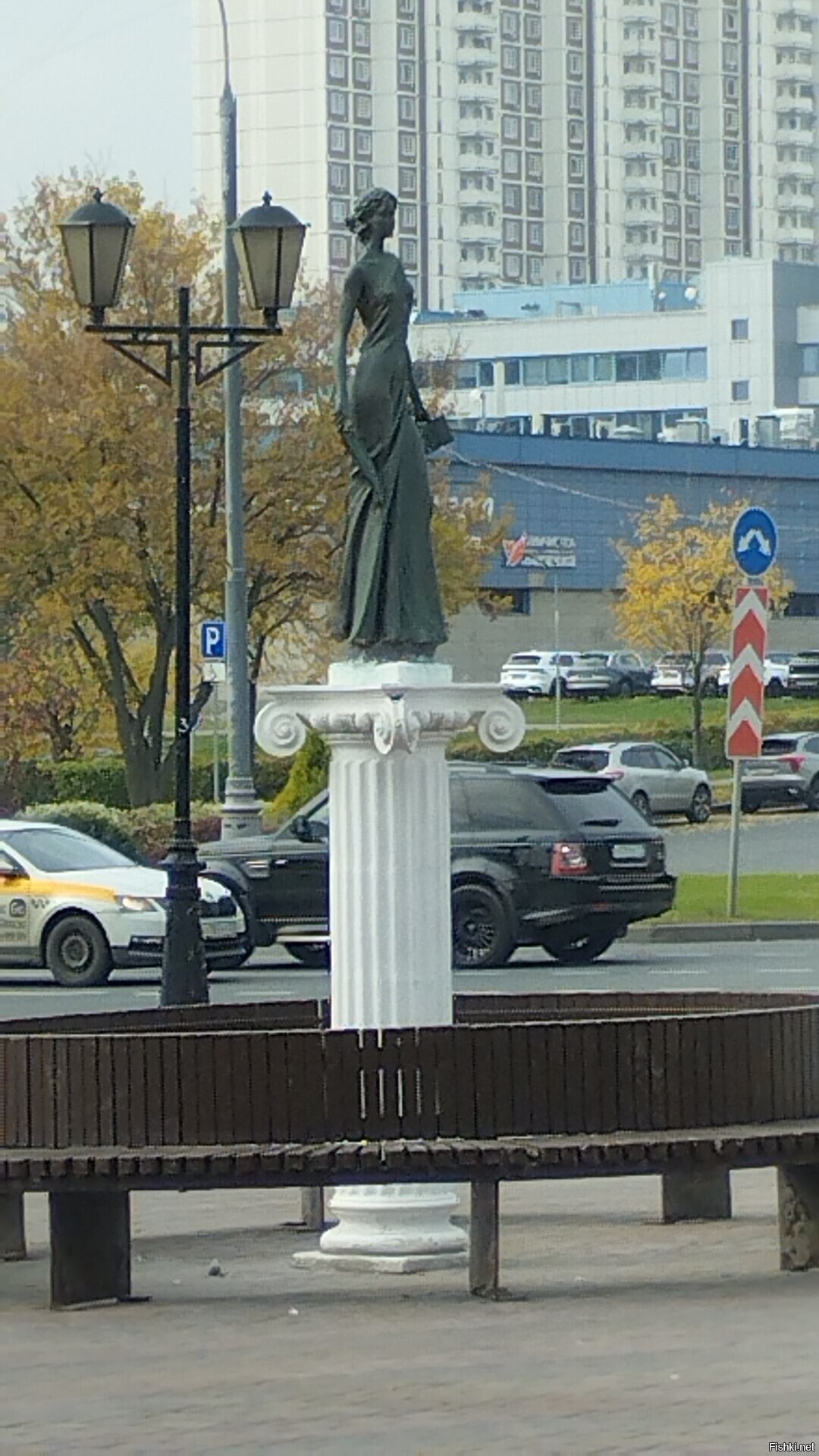 Статуя у метро Южная