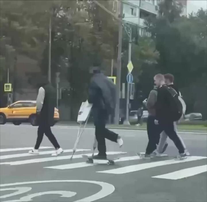 В Москве заметили скейтера со сломанной ногой 