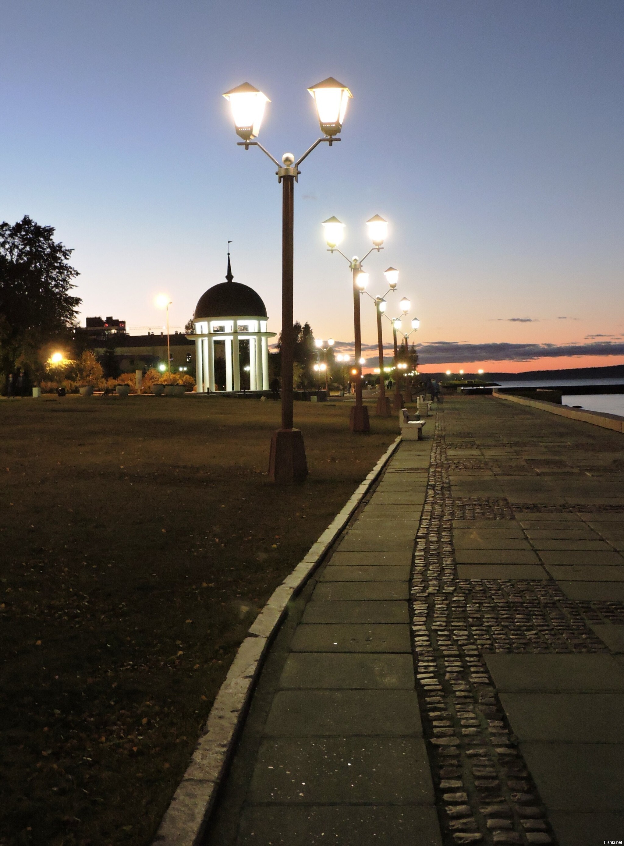 Вечером на Онежской набережной