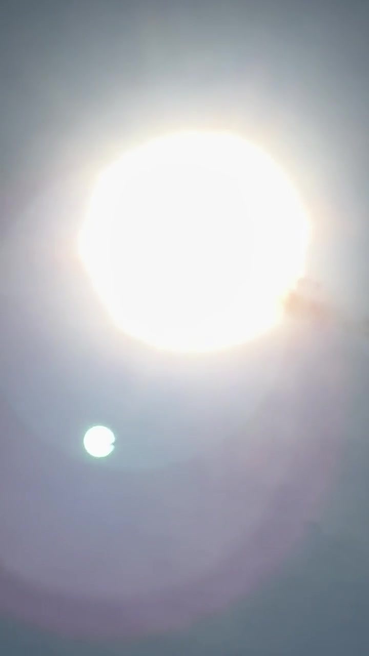 Эффектный пролёт  "сквозь Солнце"