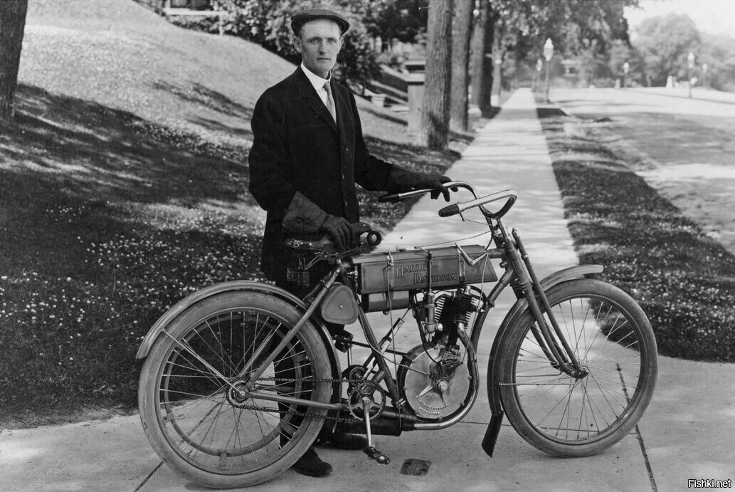Первый мотоцикл «Harley Davidson» был собран в 1903 году, а карбюратор в нем ...