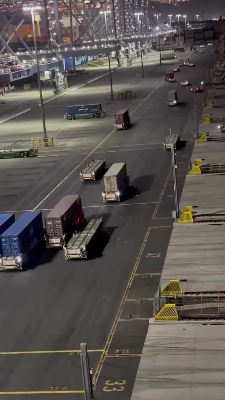 Обстановка в порту Шанхая, где теперь за логистику отвечают беспилотные конте...