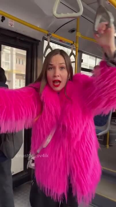 Я понимаю что ваши минусы адресованы не мне, а этой розовой обезьянке 