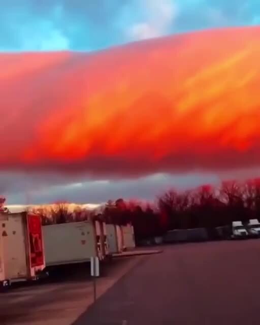 Шельфовые облака, освещенные мощным закатом