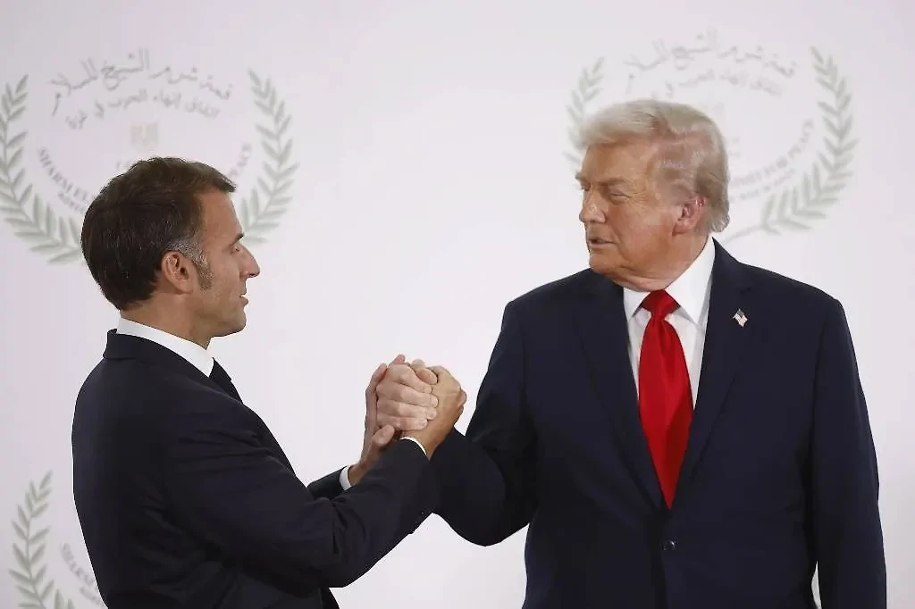 Президент Франции опять не смог «отвоевать» свою руку. На этот раз у Трампа