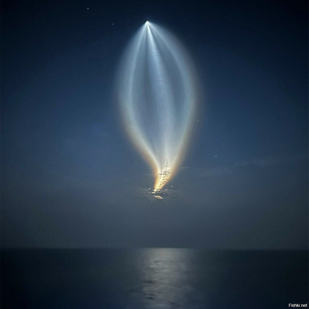 Falcon, выходящий на орбиту над океаном