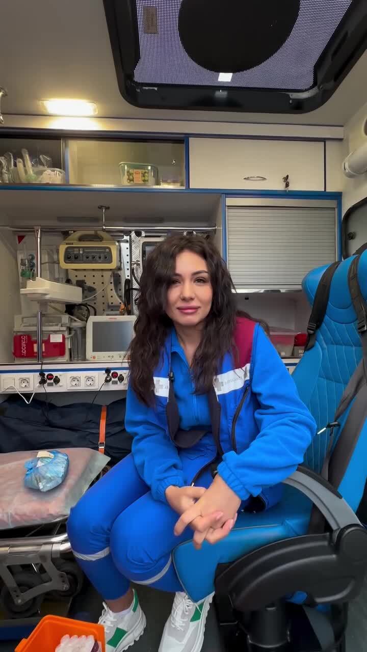 Обаятельная фельдшер