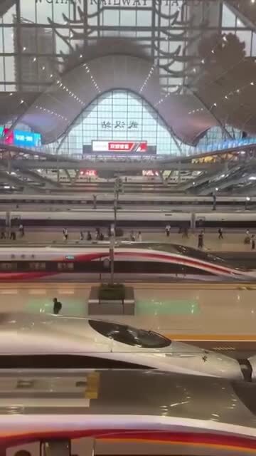 ЖД вокзал в Ухане (Китай)