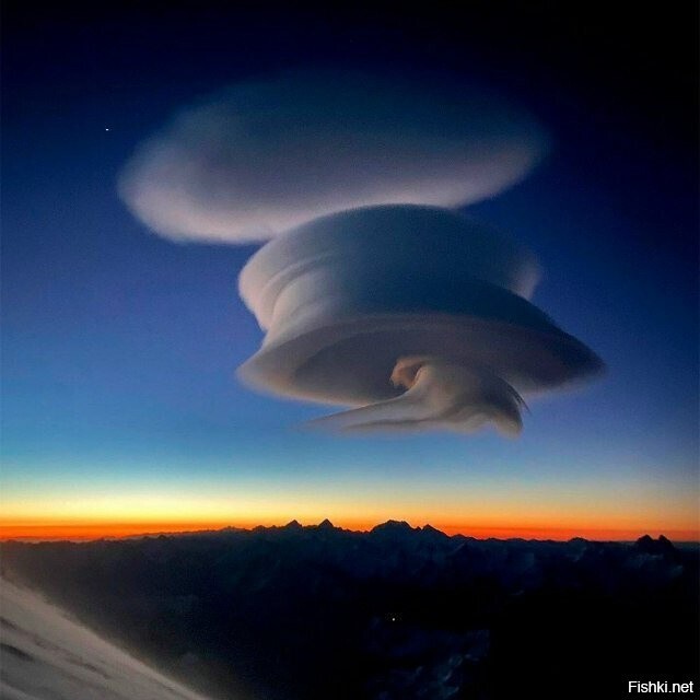 Лентикулярное облако, расположенное над Эльбрусом