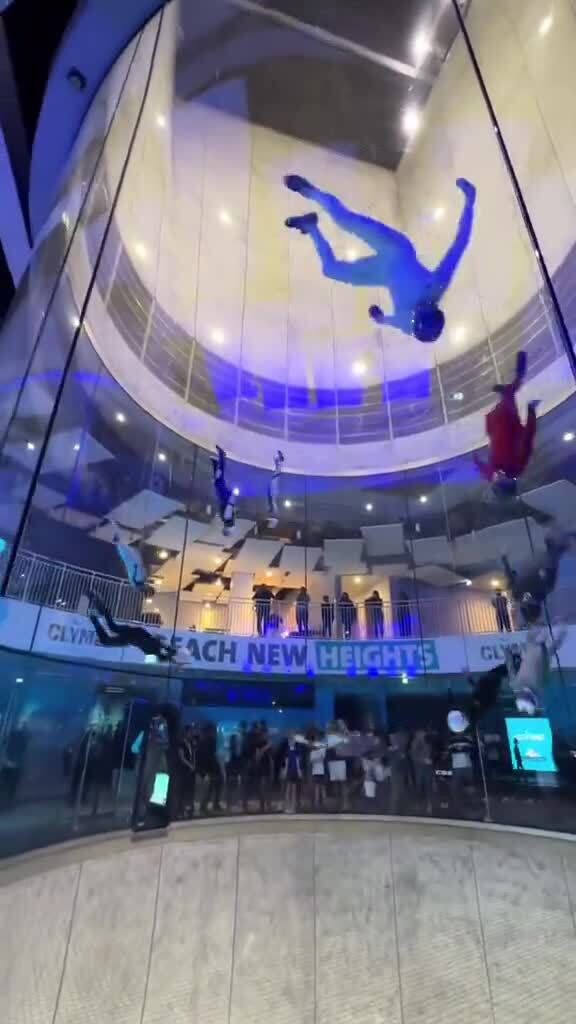 Cинхронный полет в самой большой в мире аэротрубе в Абу-Даби