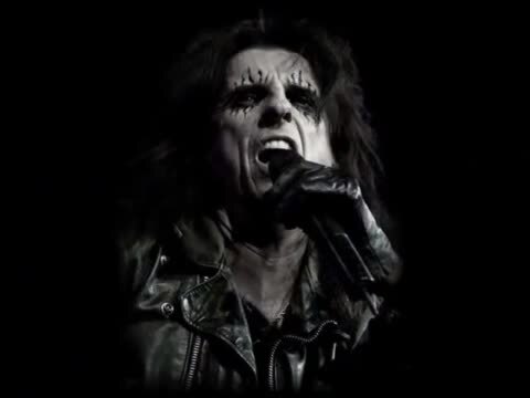 И тут врывается злой дядька Alice Cooper,но в душе добрый наверно 