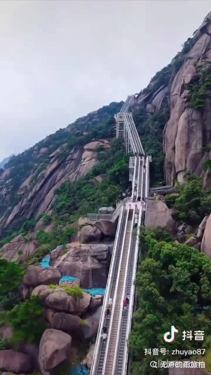 В Китае запустили эскалатор ведущий прямо на вершину горы