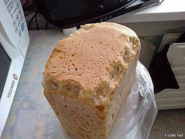 Ребёнок принёс хлеб из магазина