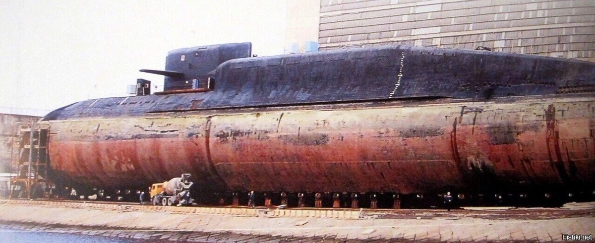 Камаз рядом с подводной лодкой К-84 "Екатеринбург"