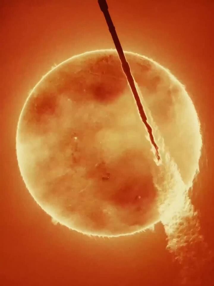 Эндрю Маккарти снял, как ракета Falcon 9 от SpaceX пролетает на фоне Солнца