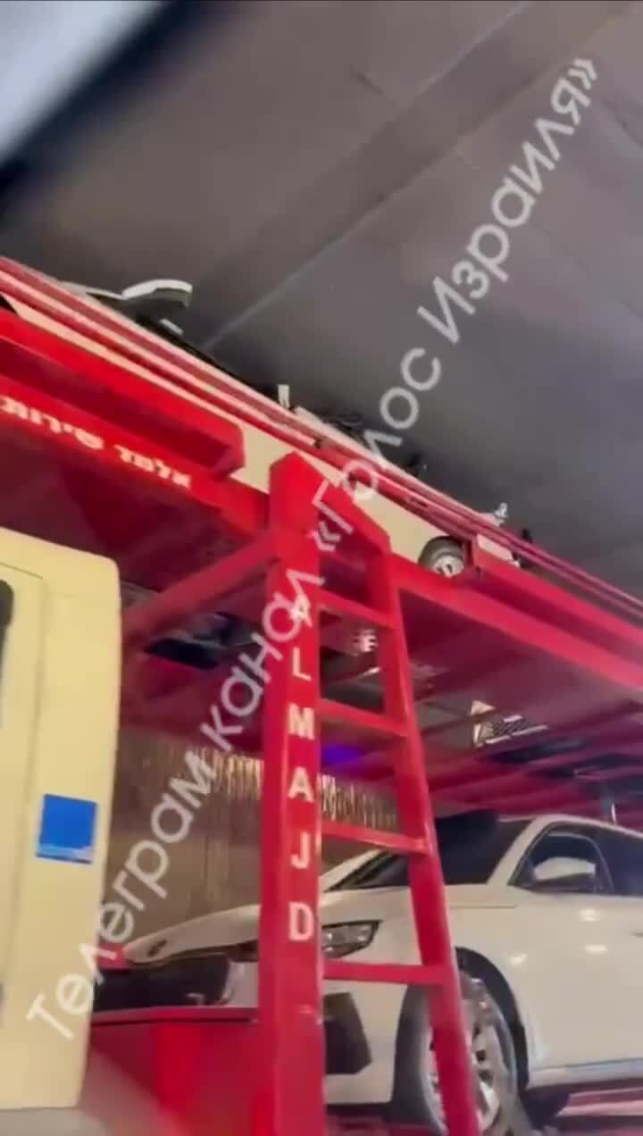 в Рамат Гане (Израиль) водитель эвакуатора слегка не рассчитал высоту под мос...