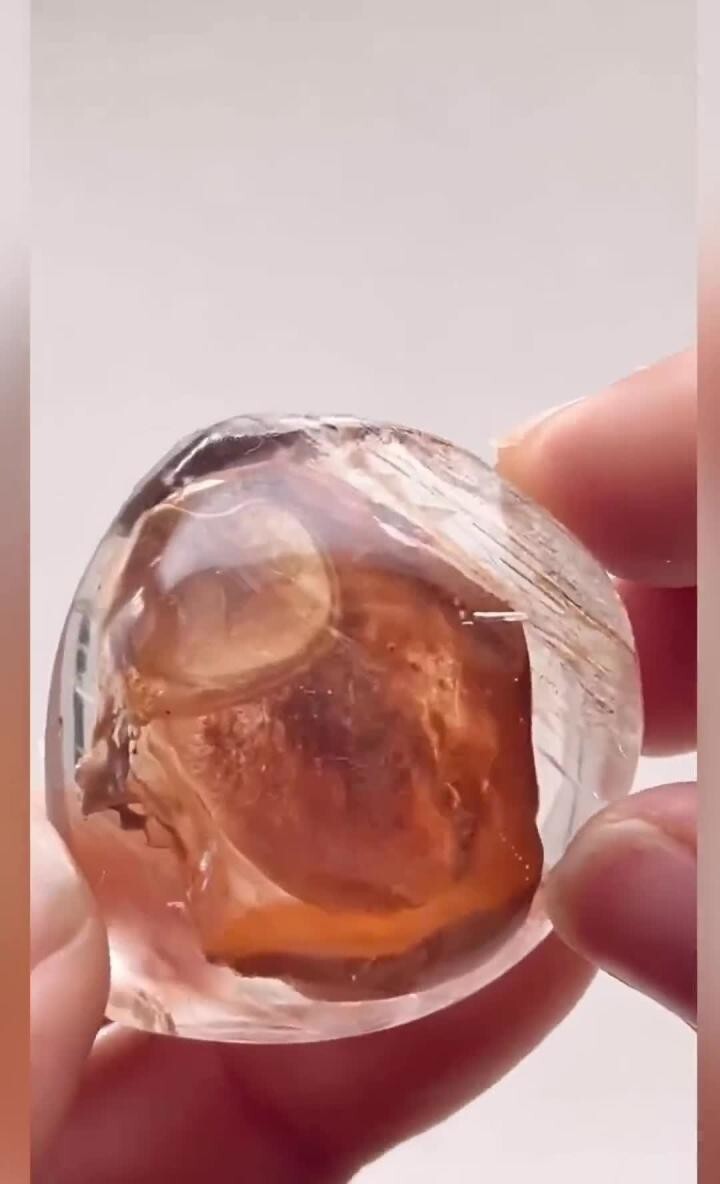 Так выглядит очень редкий кварцевый «энгидро» 