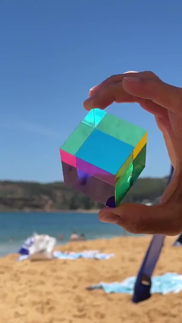 CMY куб постоянно меняющий цвета