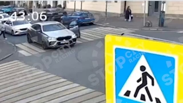 Водитель BMW в Москве избил пешехода прямо на переходе