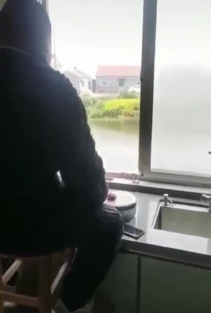 Чтобы наловить на уху, то не надо выходить даже с кухни