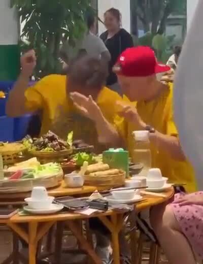 Криворукий, лопай руками, а то с голоду помрёшь