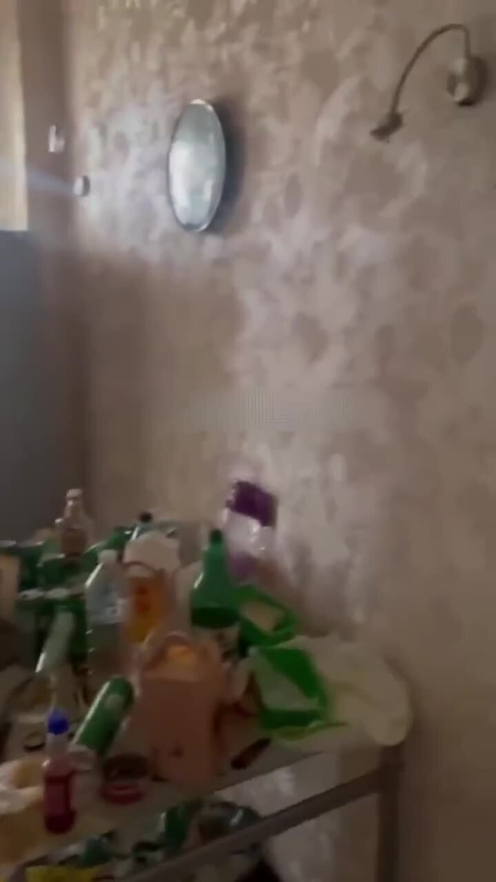 Мужик сдал квартиру интеллигенту с депрессией, который недавно развёлся и поп...