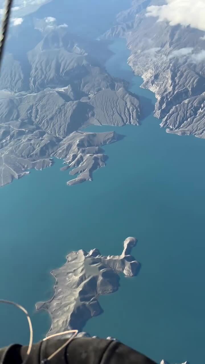 Вид с воздушного шара на Чиркейское водохранилище, которое разделяет Сулакски...