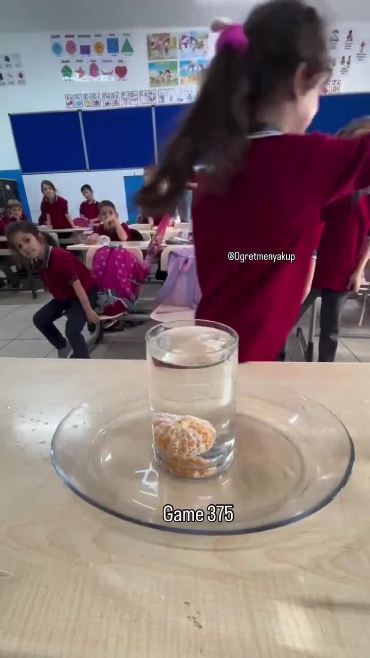 Достать мандарин рукой без подручных средств и не пролив воды