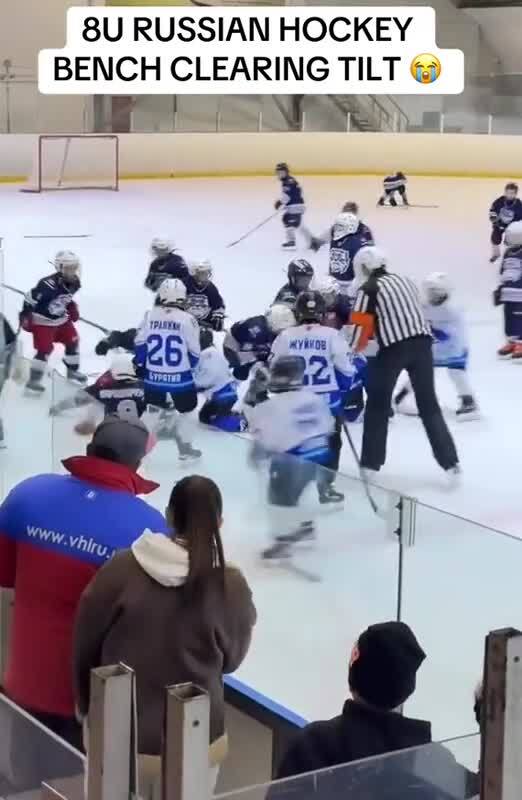 Номер 11 судья удалил, а он опять вернулся