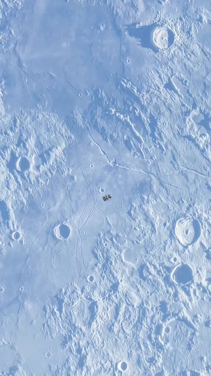 МКС проходит через Луну