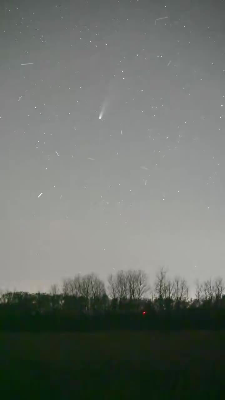 Редчайшее зрелище — над Землёй пролетела комета, видимая раз в 1300 лет